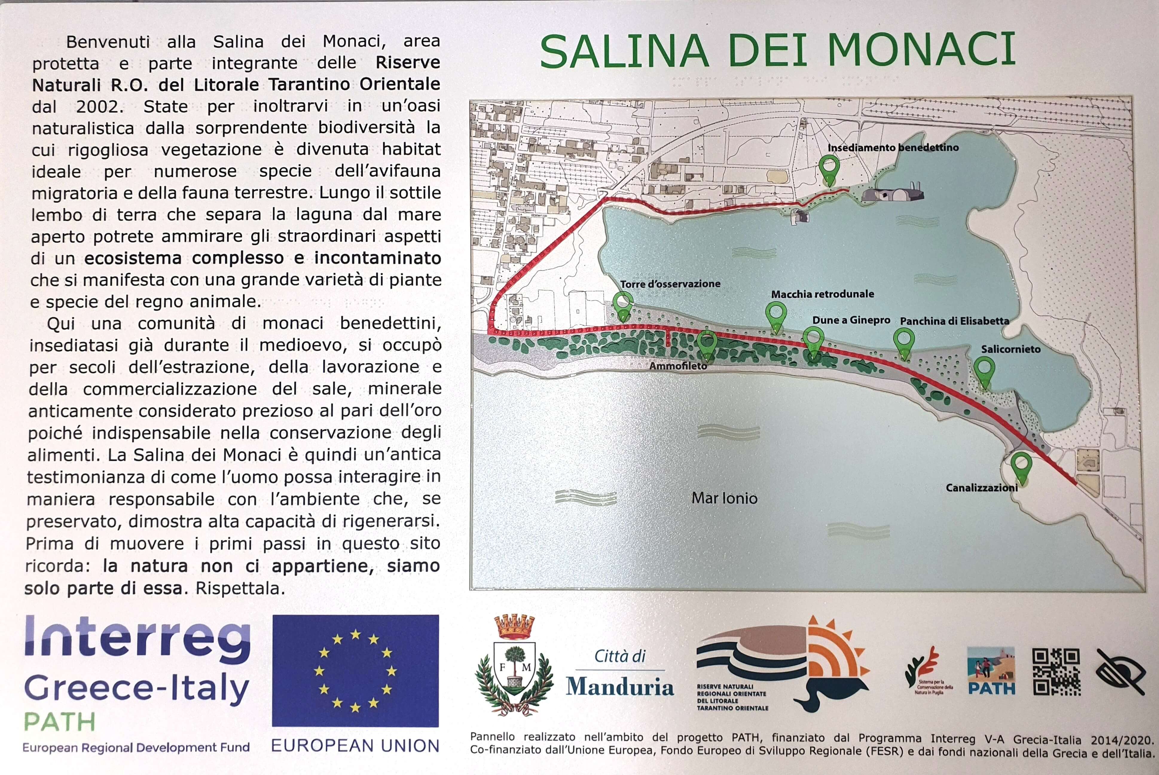 Pannello informativo con mappa illustrata e testi sulla biodiversità e la storia della Salina dei Monaci a Manduria.