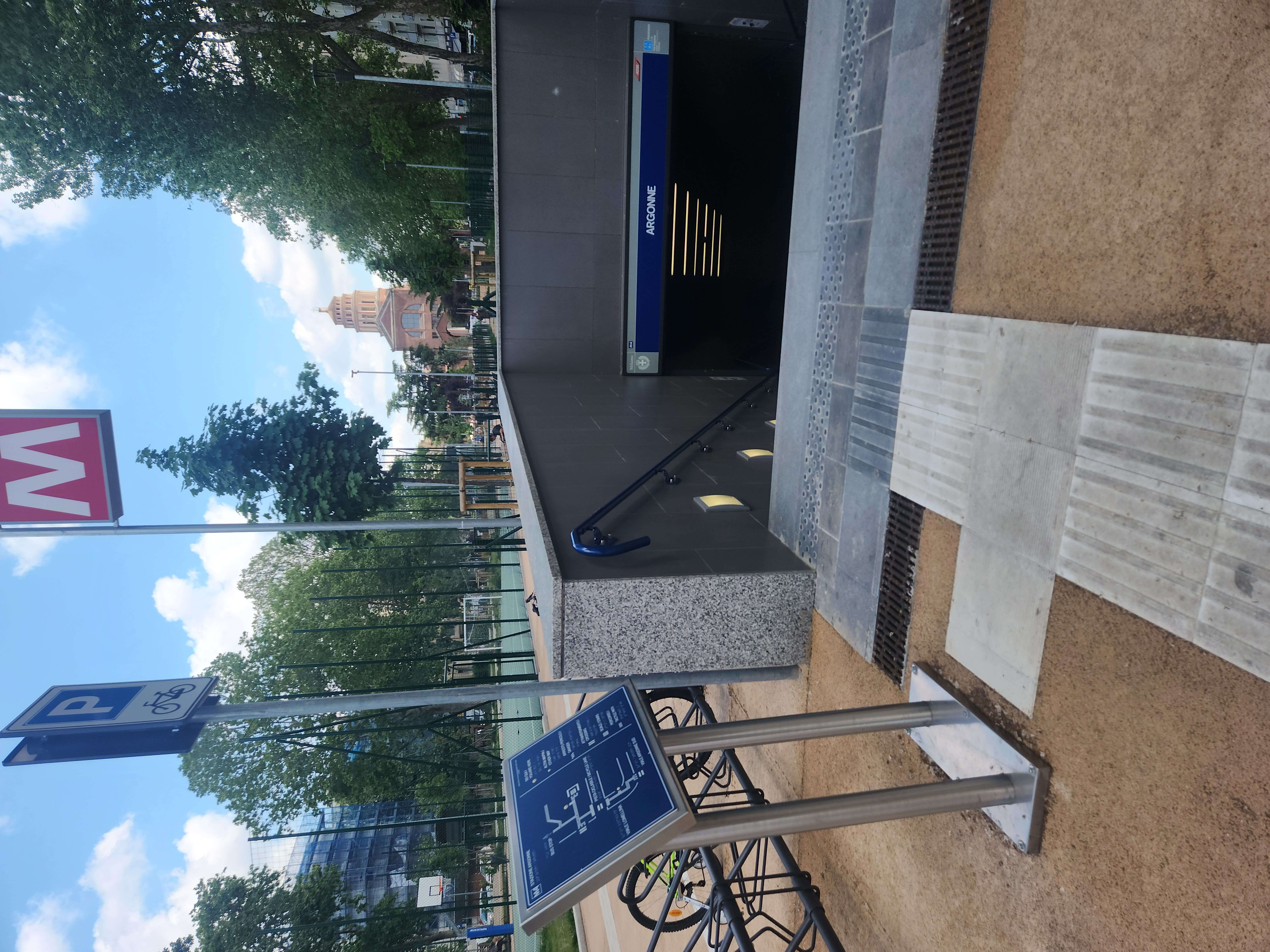 Pannello con mappa tattile all'ingresso della stazione metropolitana Argonne, integrato con i percorsi a terra per disabili visivi.
