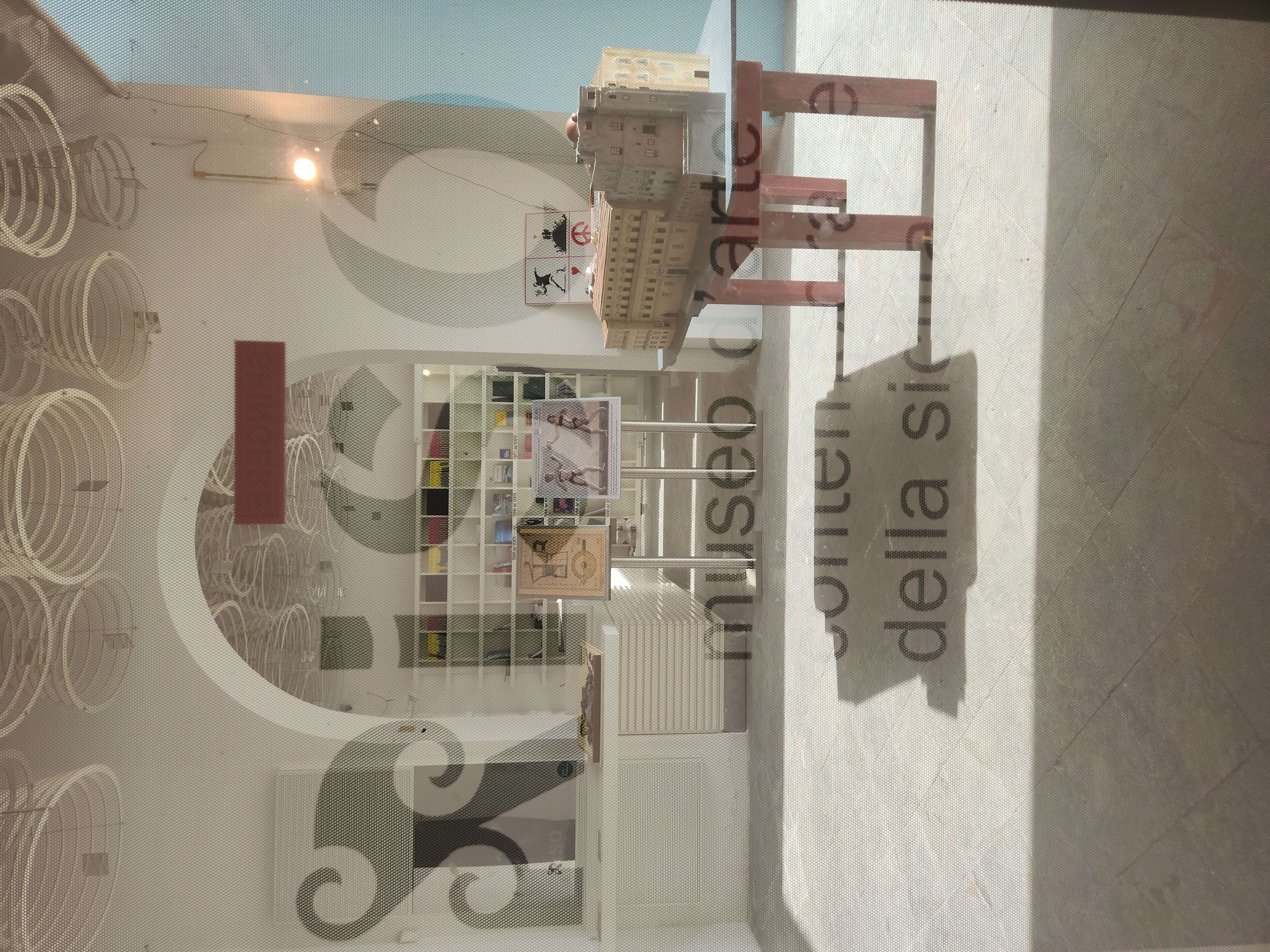 Vetrina d'ingresso del Museo Tattile con modellini architettonici esposti e scritte informative sulla storia della Sicilia.