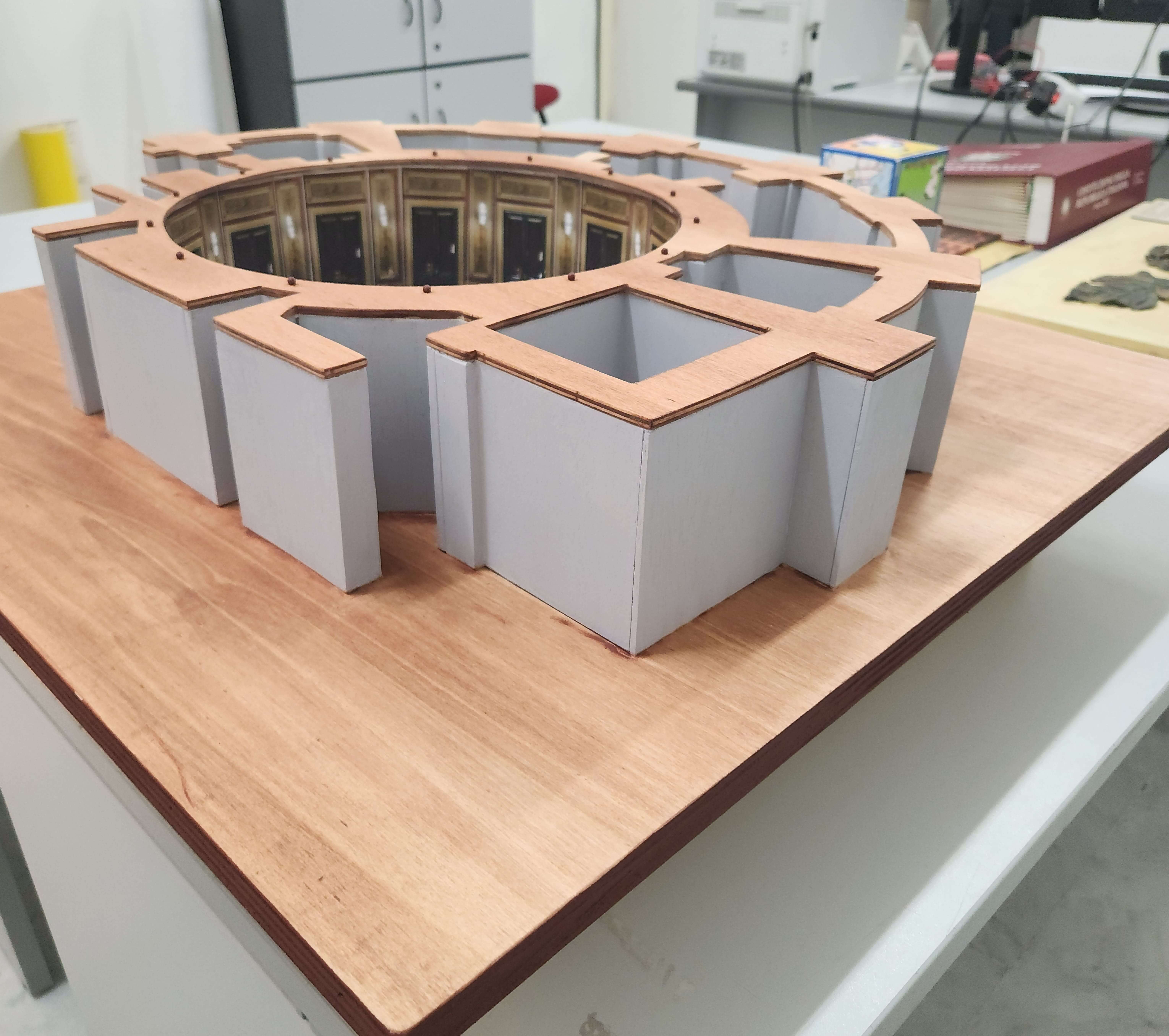 Modello architettonico in legno e plastica di una struttura circolare, progettato per lo studio tattile degli spazi interni.