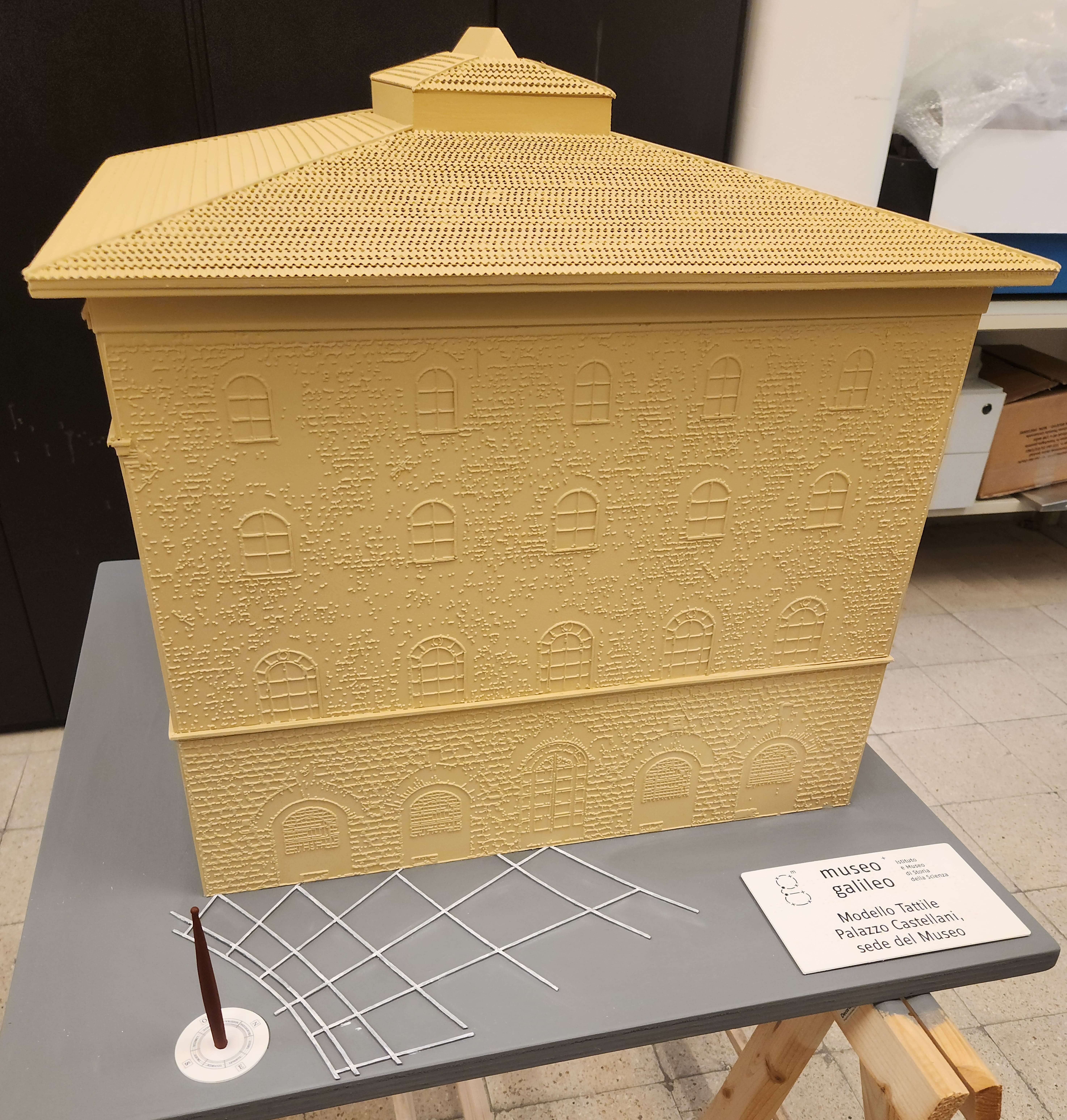 Modellino tattile in scala di Palazzo Castellani, sede del Museo Galileo, completo di legenda e meridiana a rilievo.