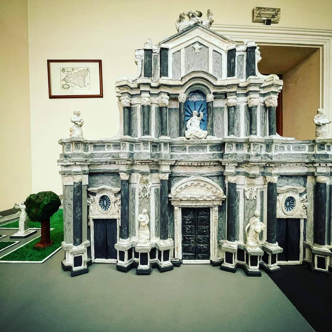 Modello tridimensionale dettagliato della facciata di una chiesa barocca siciliana, esposto in una sala museale.