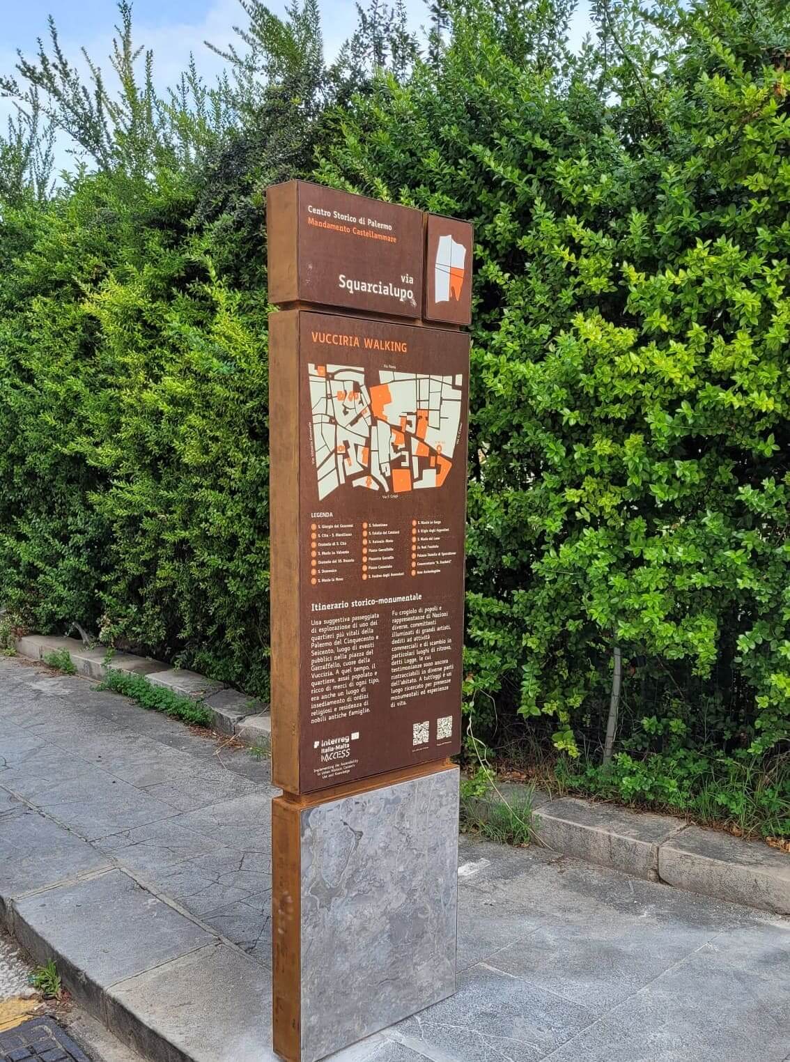 Totem informativo in metallo arrugginito con mappa del percorso 'Vucciria Walking' nel centro storico di Palermo.