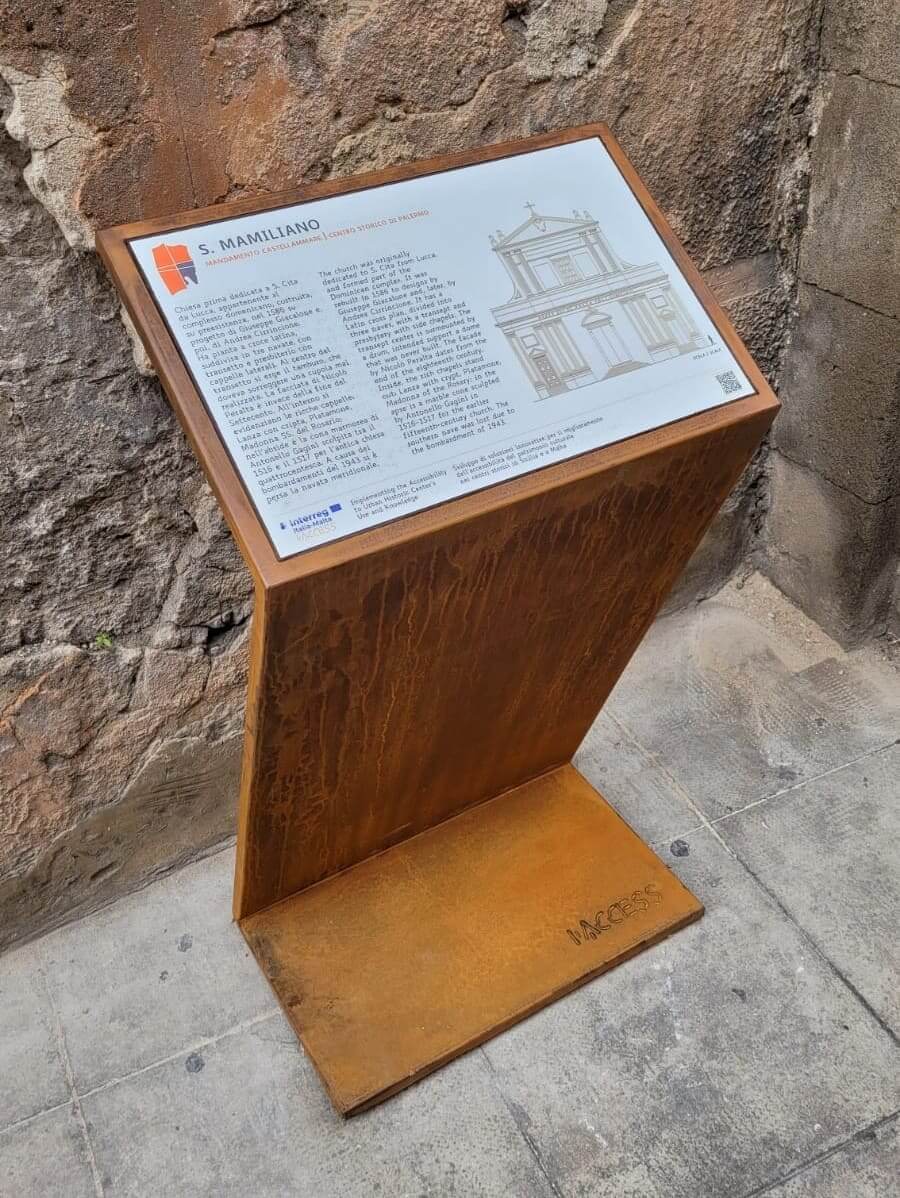 Leggio informativo sulla Chiesa di S. Mamiliano con testi descrittivi e prospetto architettonico in rilievo.