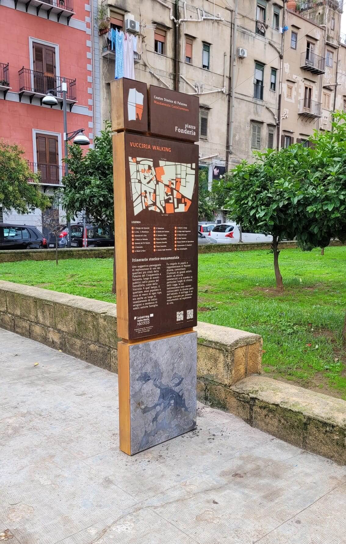 Segnaletica turistica in Piazza Fonderia a Palermo con itinerario storico-monumentale del mandamento Castellammare.