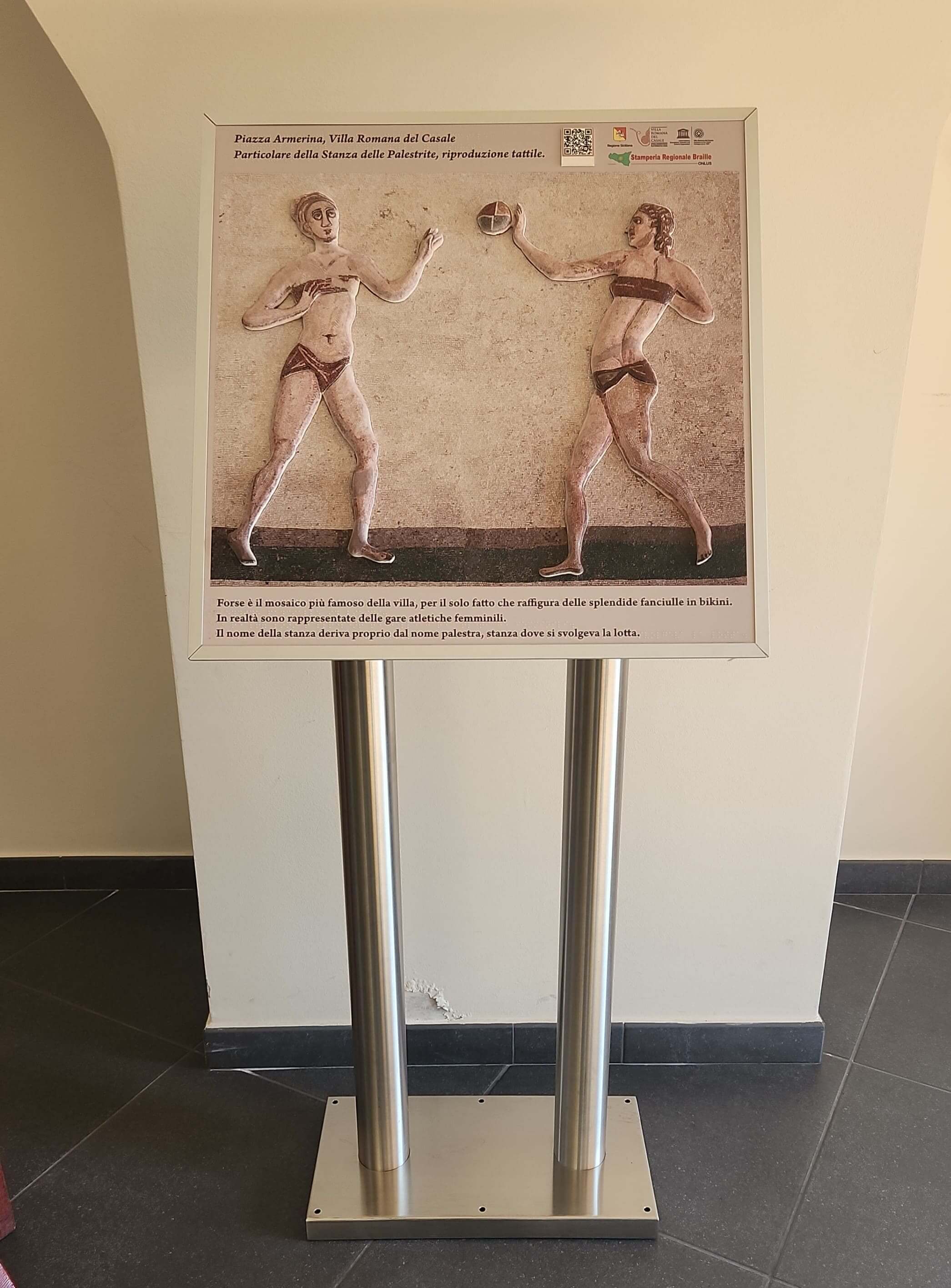 Riproduzione tattile del celebre mosaico delle 'fanciulle in bikini' di Villa Romana del Casale, con testi descrittivi.