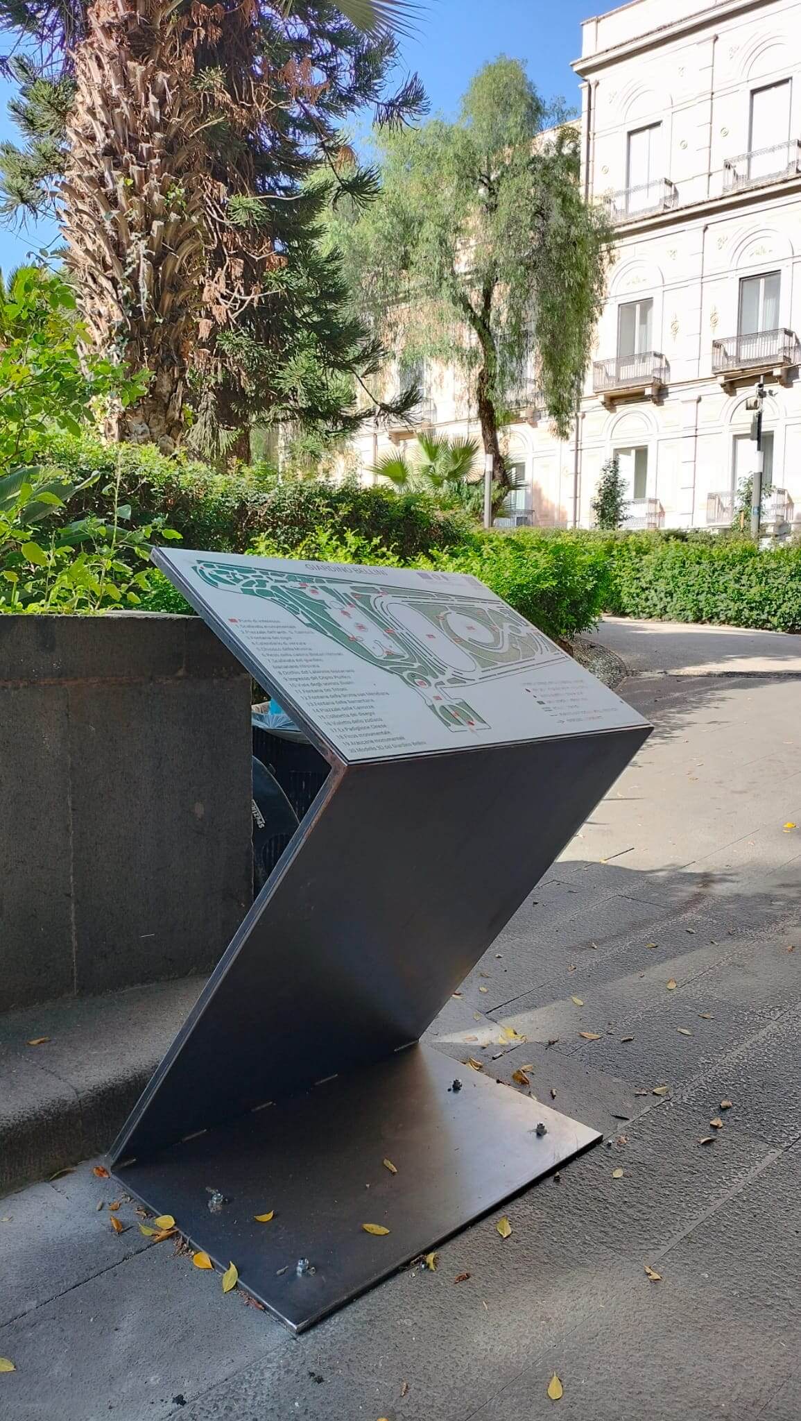 Mappa tattile orizzontale installata nel Giardino Bellini di Catania, montata su un supporto metallico a forma di Z.