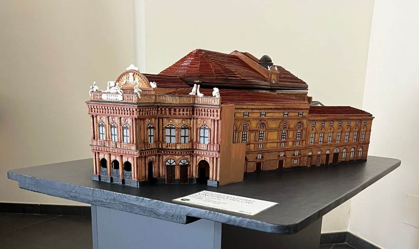 Modello tattile colorato della facciata e della struttura del Teatro Massimo Bellini di Catania esposto su un piedistallo.