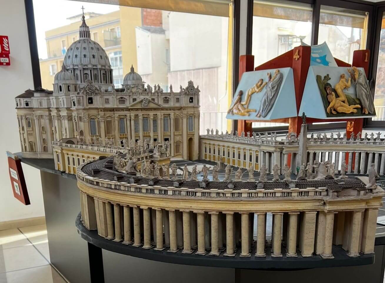 Modellino tridimensionale dettagliato della Basilica di San Pietro e del colonnato del Bernini per percorsi museali inclusivi.