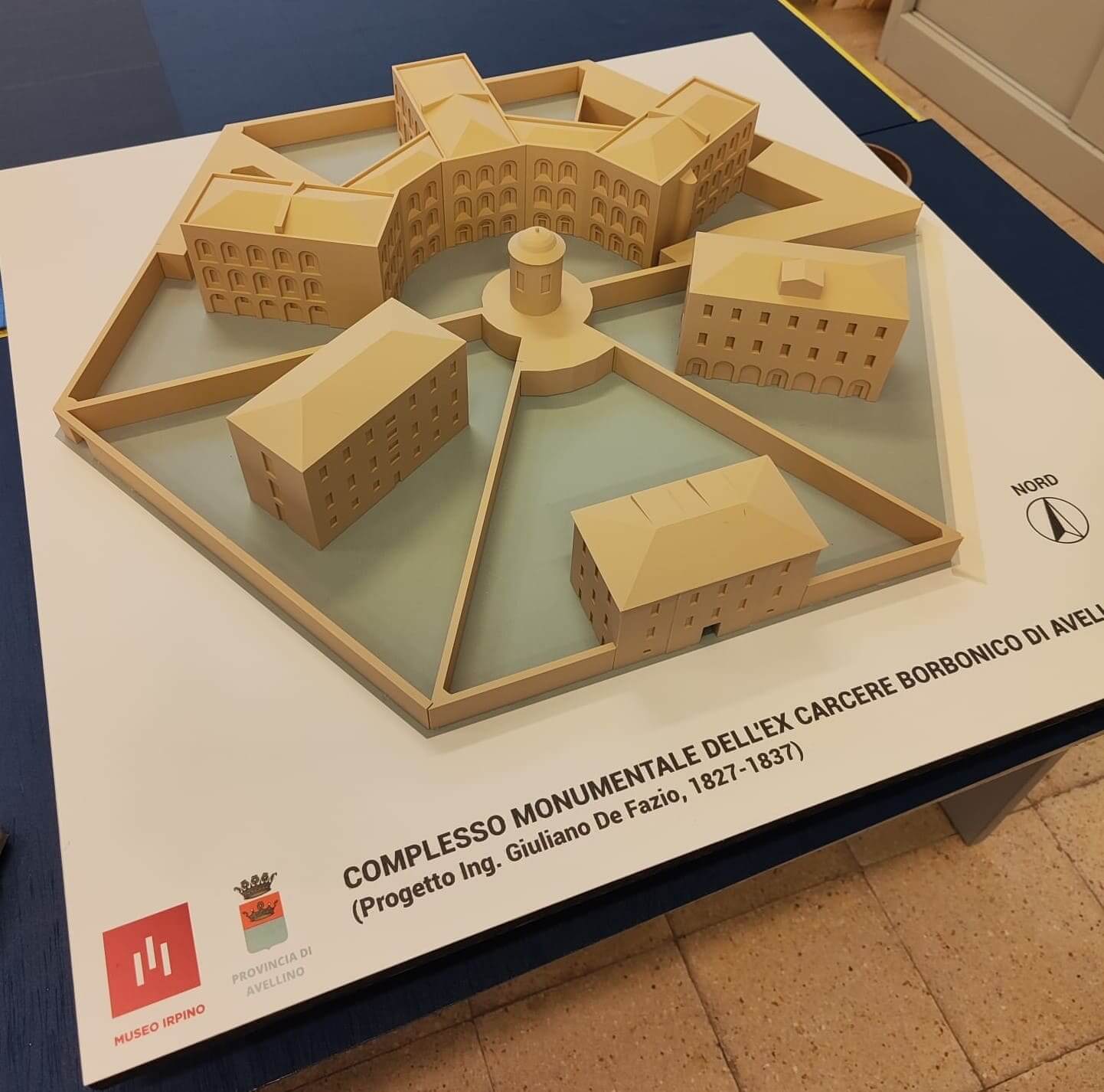 Modellino tattile del Complesso Monumentale dell'ex Carcere Borbonico di Avellino, con pianta radiale e indicazione del Nord.