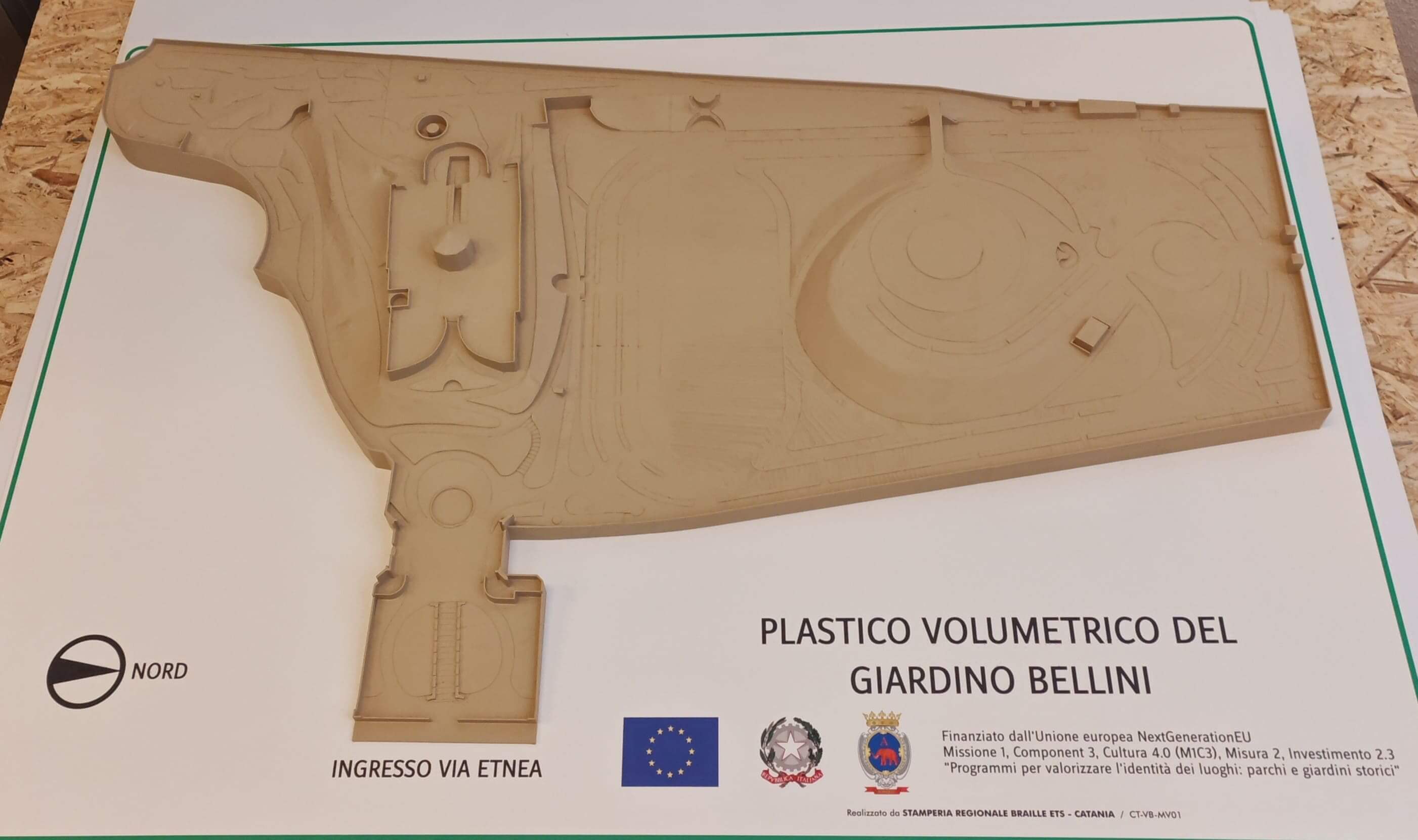 Plastico volumetrico del Giardino Bellini di Catania, con indicazione del Nord e dell'ingresso principale da Via Etnea.