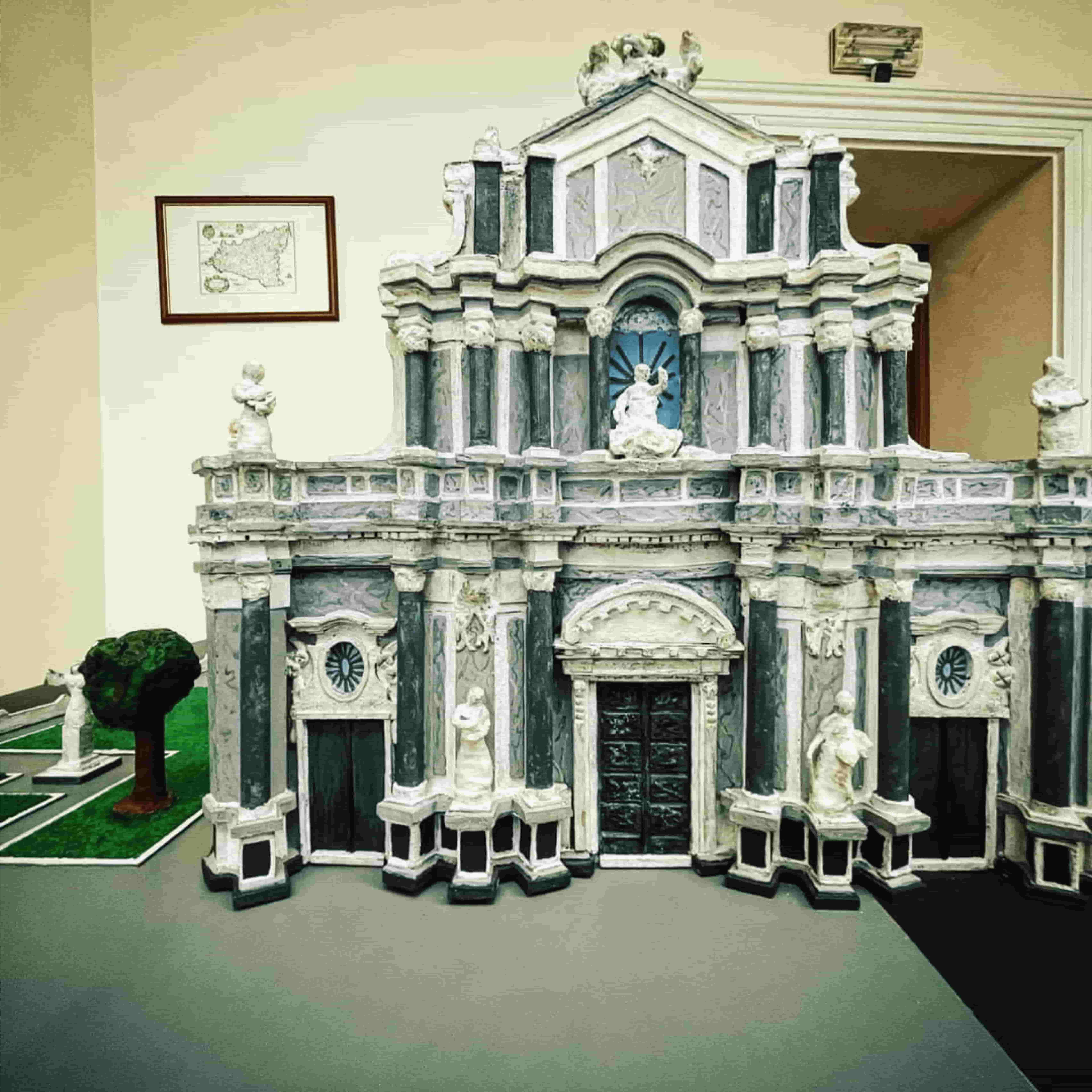 Modello architettonico tridimensionale della facciata di una chiesa barocca, utilizzato per percorsi museali tattili.