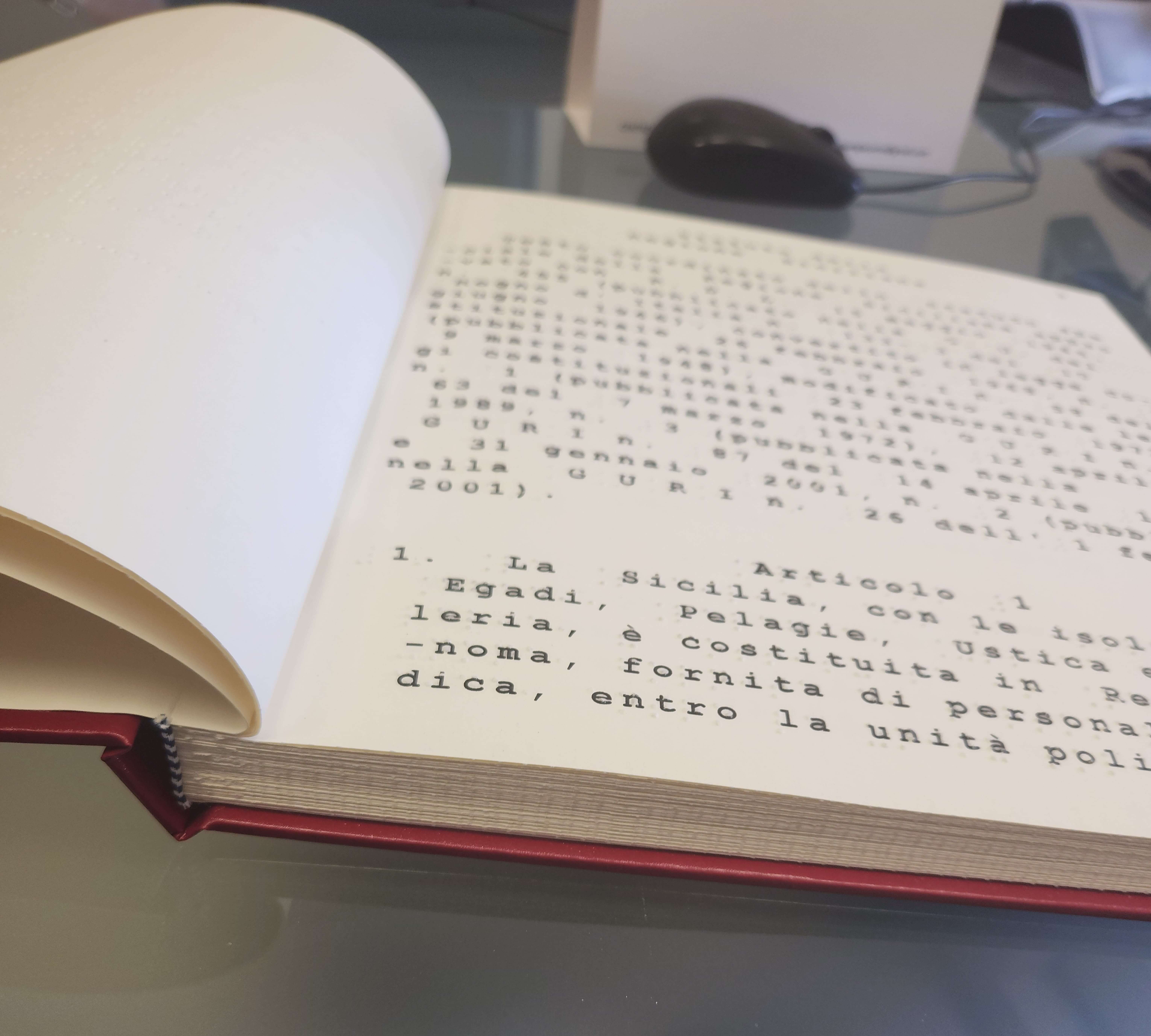 Pagina interna dello Statuto della Regione Siciliana con testo stampato ad alta leggibilità e puntini Braille a rilievo.