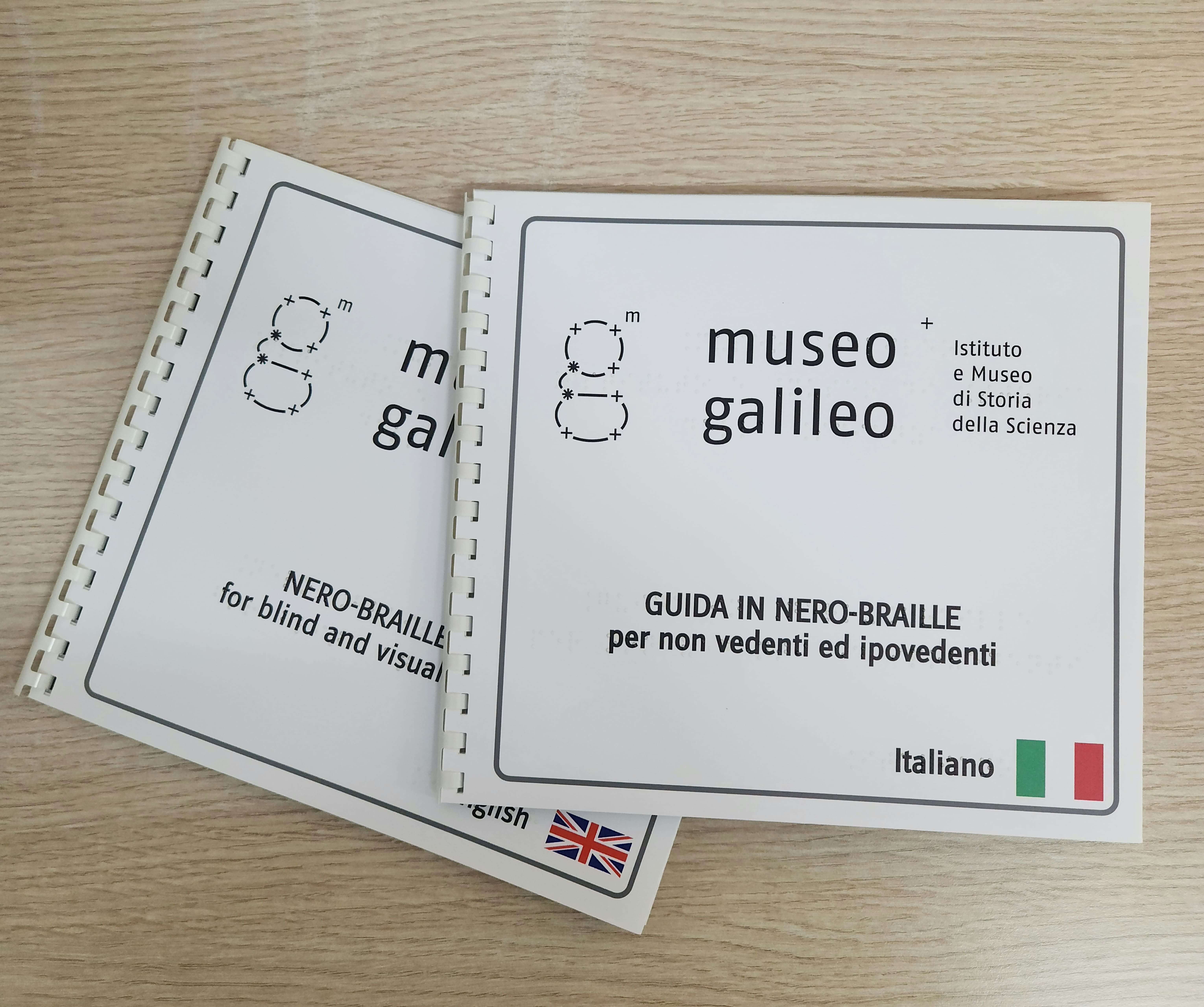 Copertine delle guide del Museo Galileo in italiano e inglese, realizzate in formato nero-Braille per l'accessibilità.