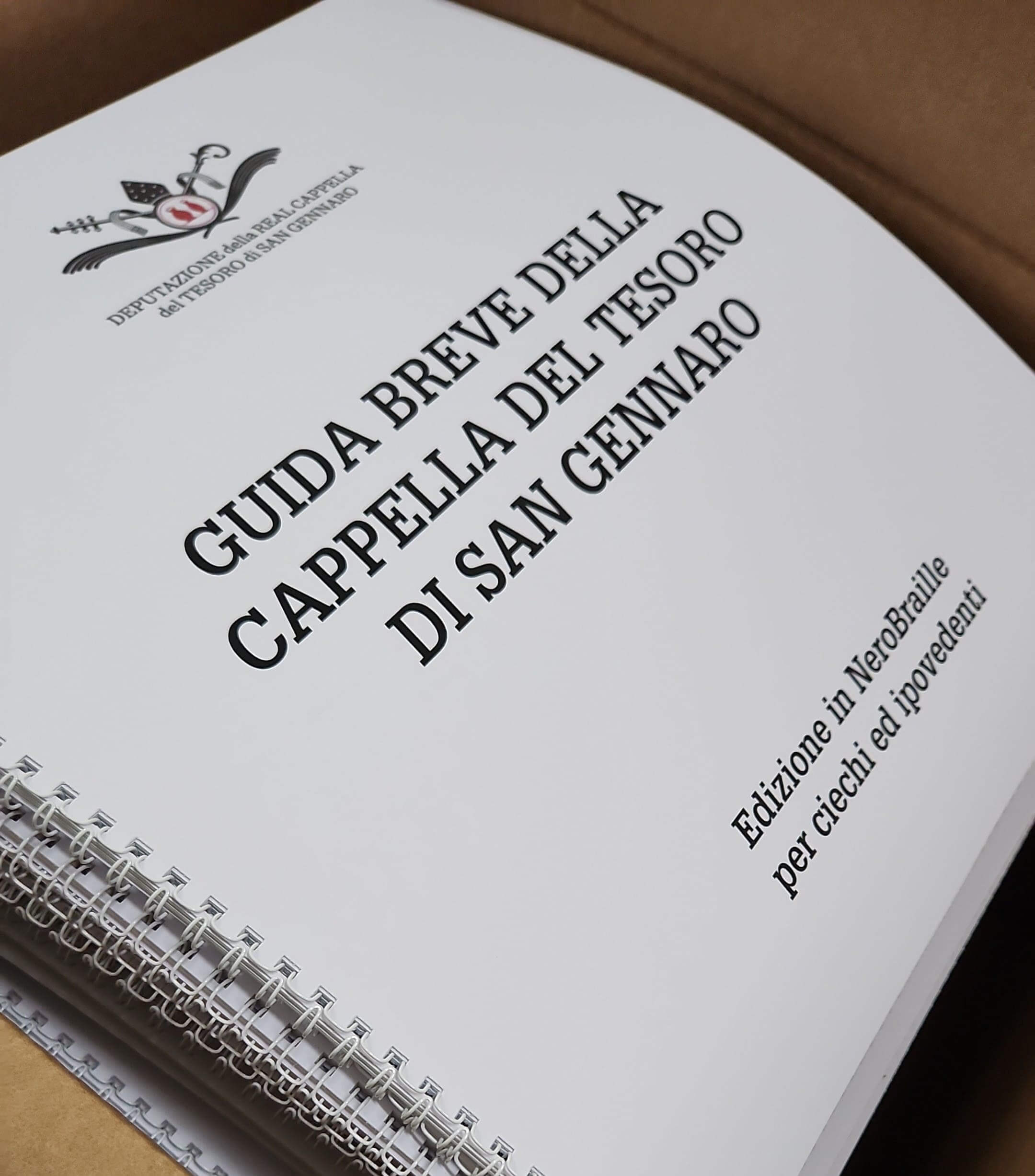 Copertina della guida breve della Cappella del Tesoro di San Gennaro, edizione nero-Braille per ciechi ed ipovedenti.