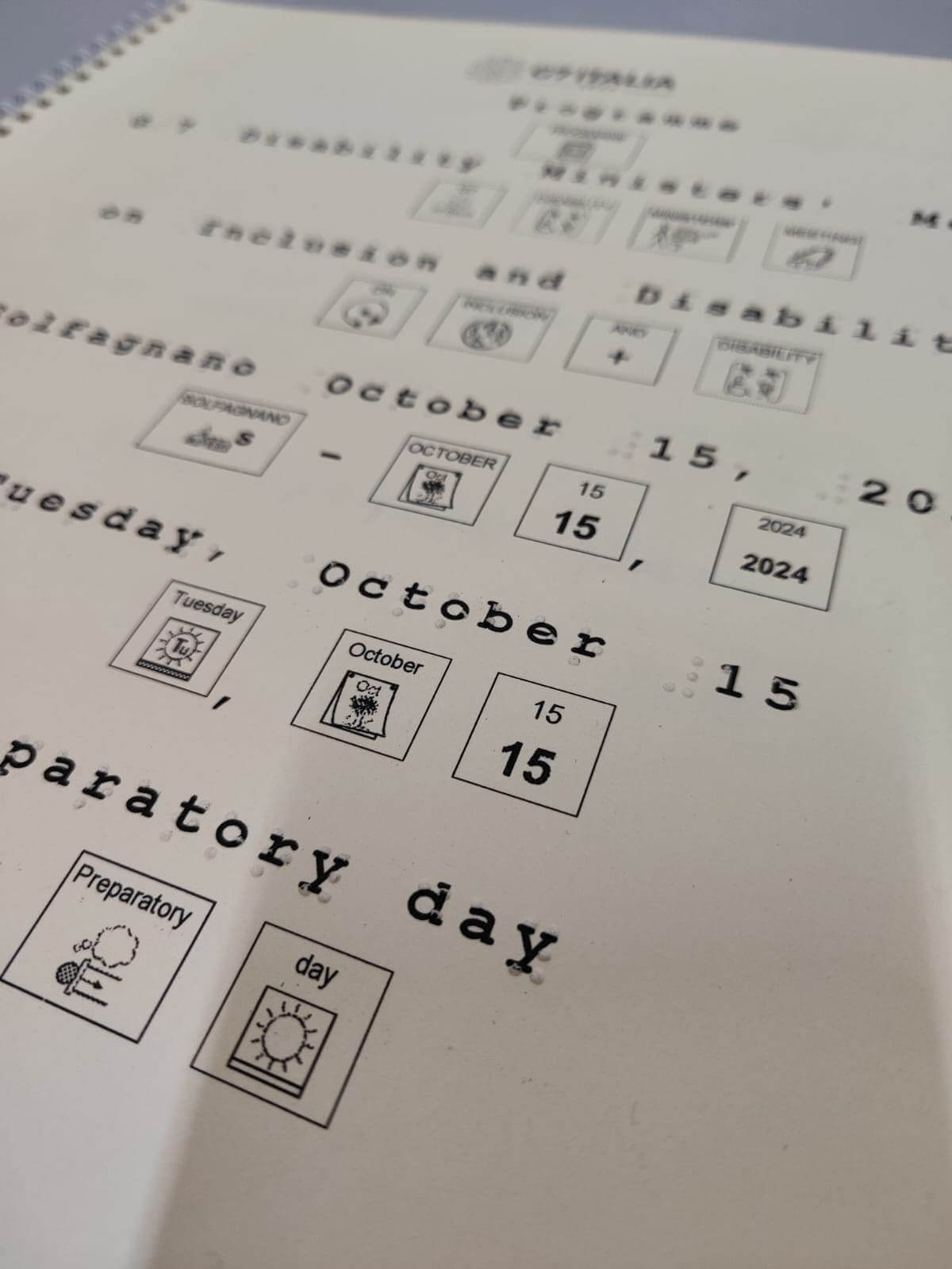 Dettaglio di una pagina del programma G7 con icone tattili e testo Braille per facilitare la lettura.
