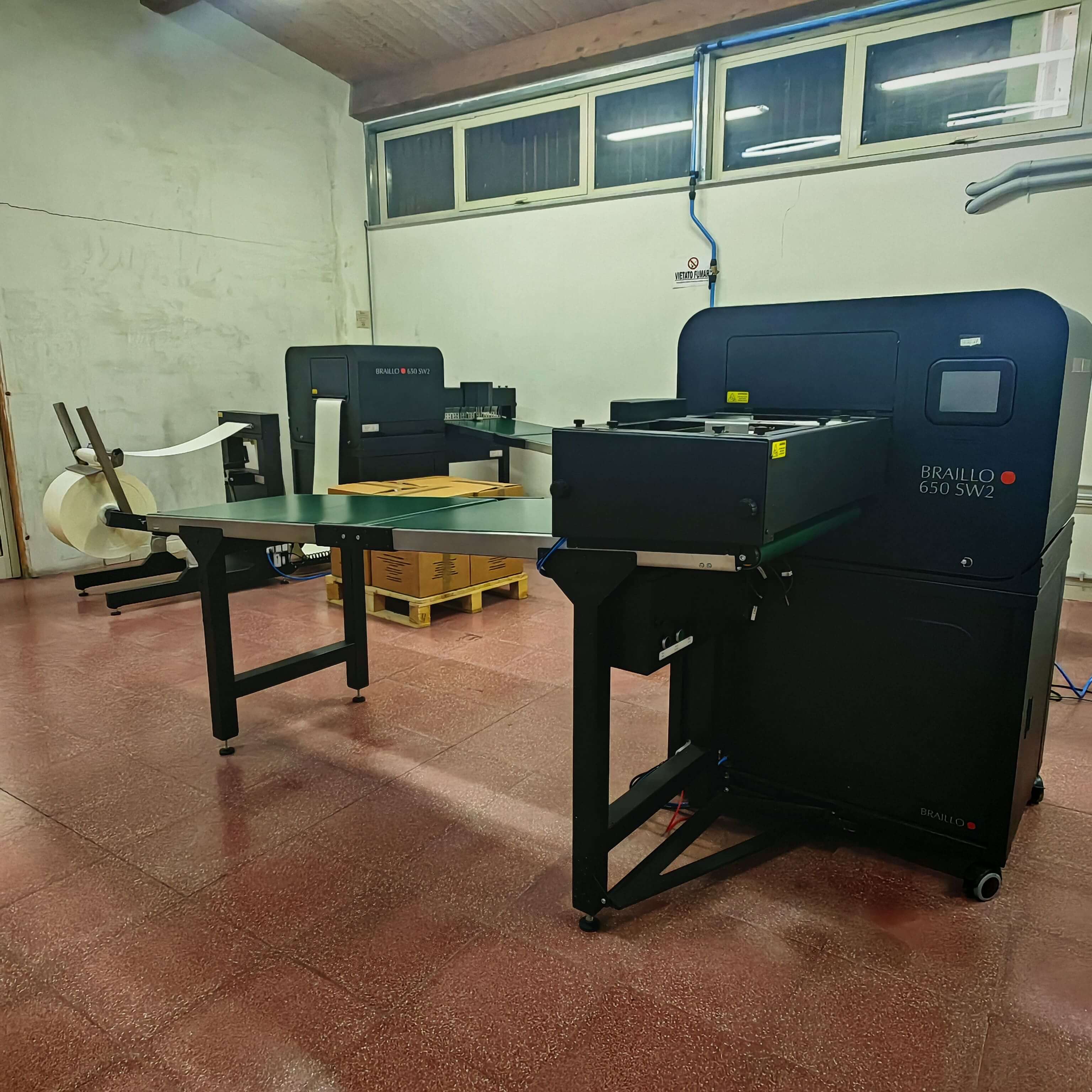 Laboratorio di stampa industriale con grandi macchine Braillo 650 SW2 per la produzione massiva di testi a rilievo.