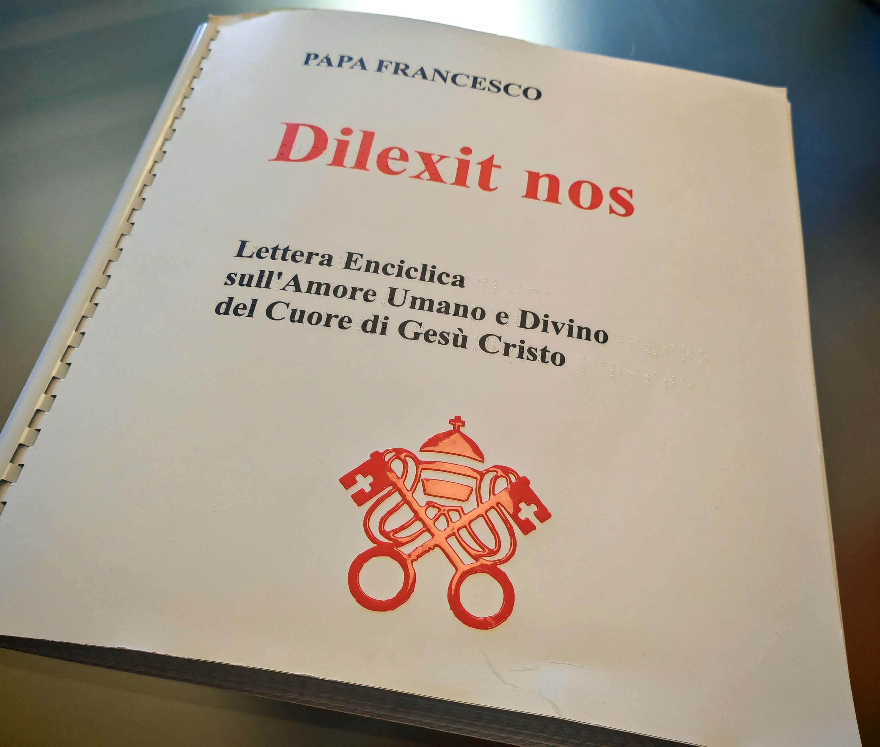 Copertina dell'enciclica 'Dilexit nos' di Papa Francesco, trascritta in Braille dalla Stamperia Regionale Siciliana.