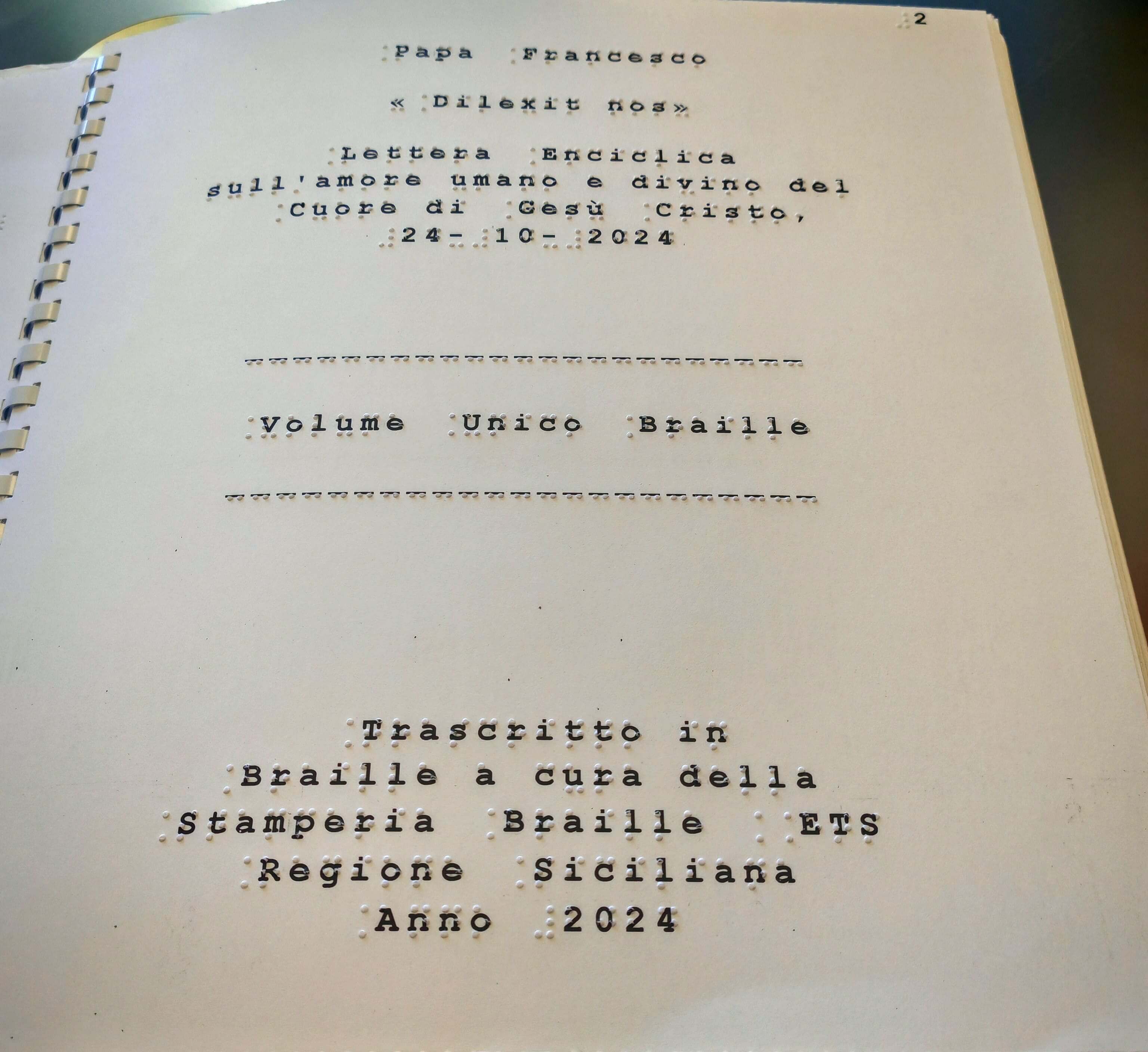 Frontespizio interno dell'enciclica papale con dati di trascrizione Braille del 2024 stampati in nero e a rilievo.